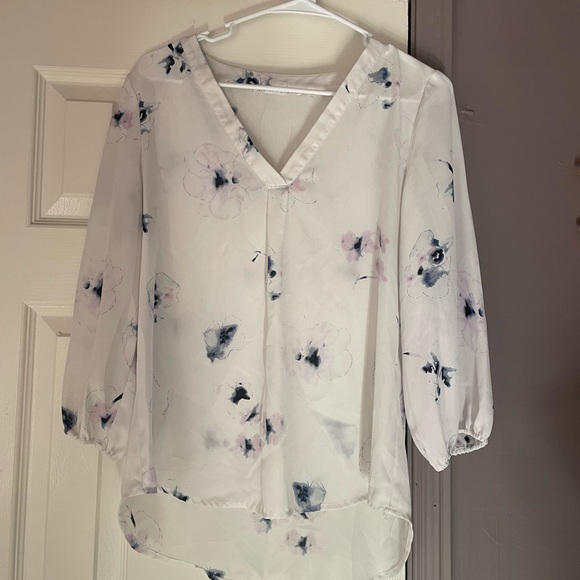 Violet & Claire Tops - Violet & Claire Floral V-Neck Blouse - White and Blue